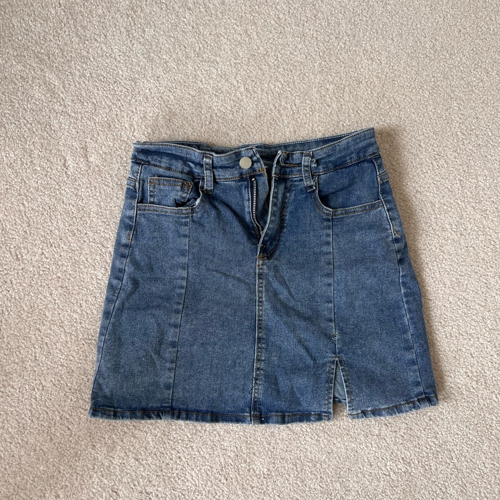 Denim mini skirt, with slit in front